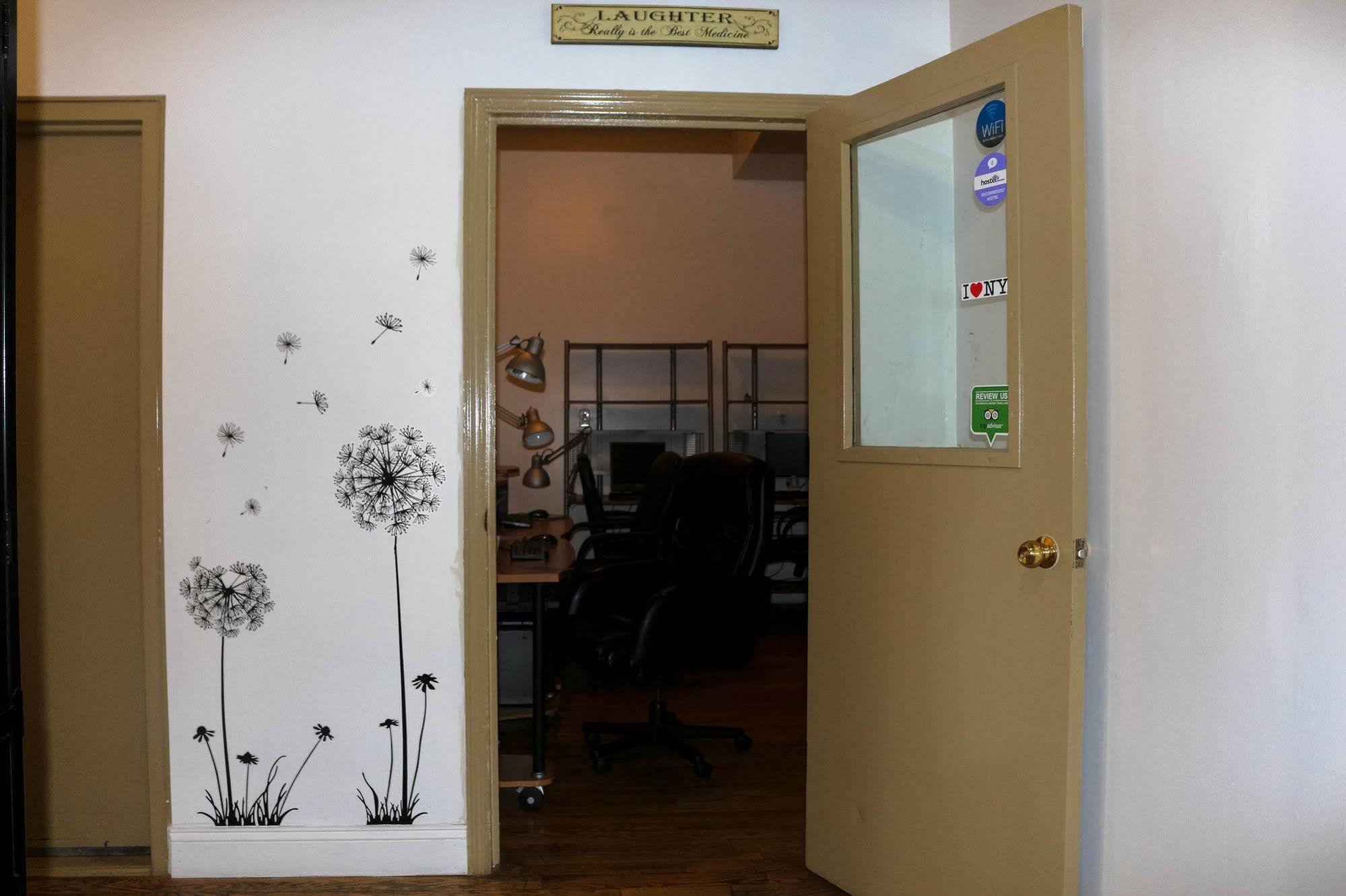 Ny Moore Hostel 3*